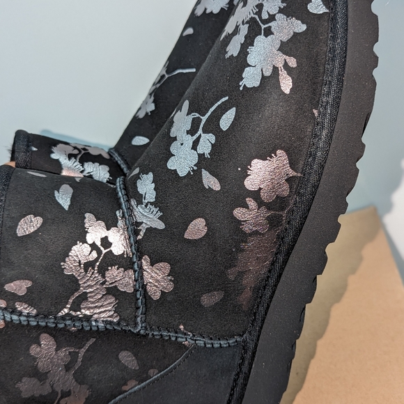 UGG CLASSIC MINI FLORAL FOIL BOOTS-Color BLACK SIZE 7.0 - Picture 2 of 8